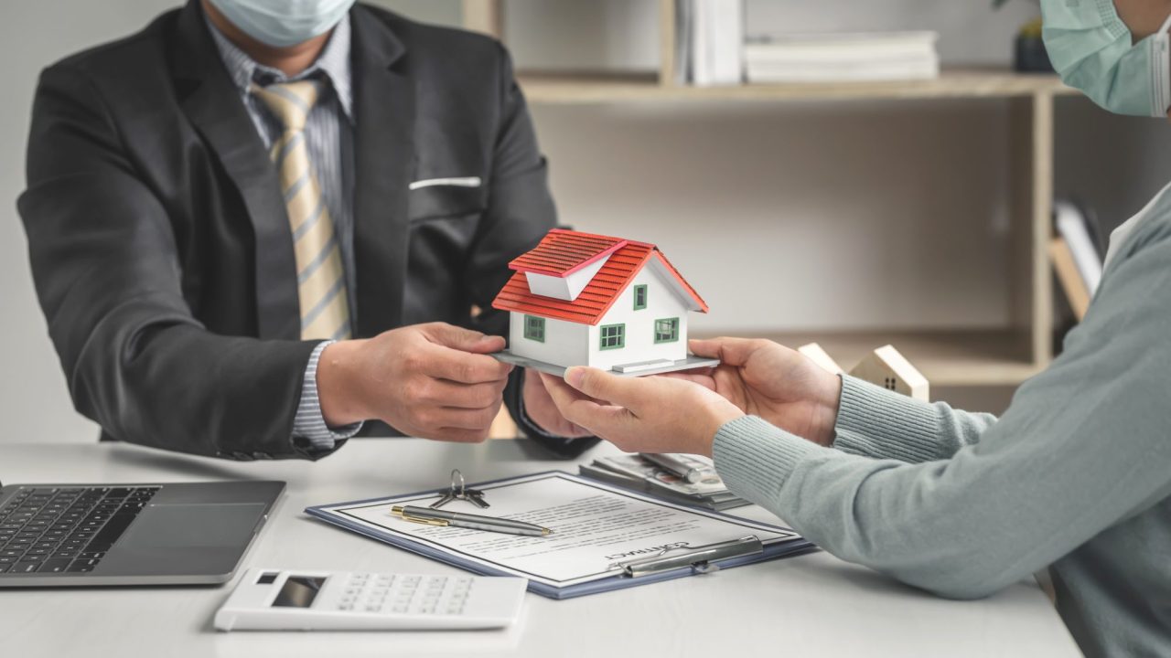 real-estate-brokers-offer-home-designs-for-clients-to-trade-with-a-mortgage-loan-contract-e1695126478357